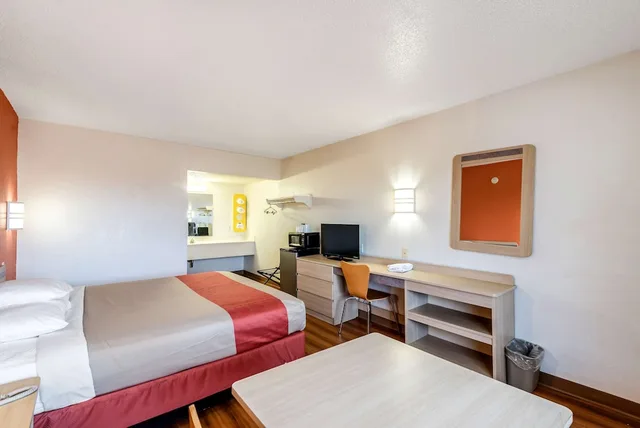 غرفة قياسية بسرير كينج، Motel6 Anniston, AL 3/4