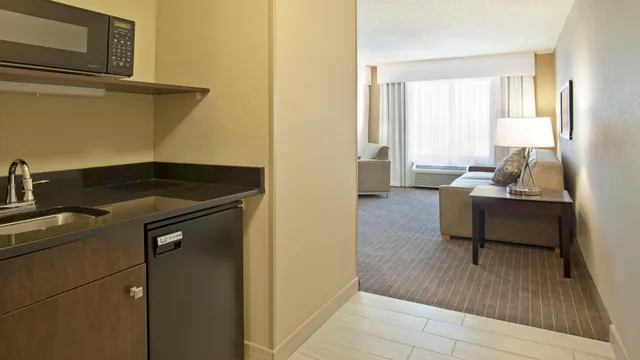 جناح بغرفة نوم واحدة مع أريكة، Holiday Inn Express Hotel Suites Minneapolis Minnetonka 3/3
