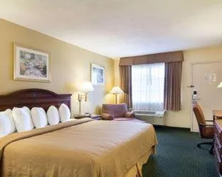 1 King Bed - Smoking, Micfridge، Motel6 Jackson, MS - Southwest 3/10
