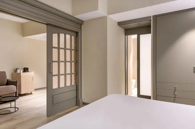 جناح جونيور بسرير كينج، AC Hotel Carlton Madrid by Marriott 2/4