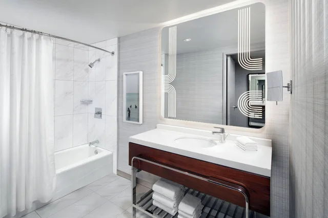 غرفة ديلوكس بسرير مزدوج بإطلالة على المدينة، The Sheraton Grand Los Angeles Formerly Sheraton Los Angeles Downtown 3/3