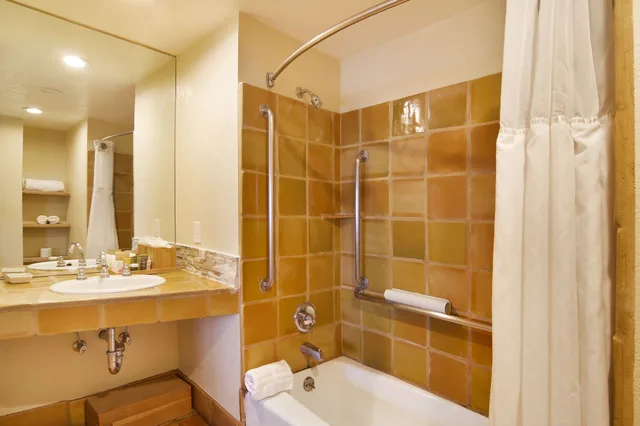 غرفة إليت قياسية بسرير كوين بإطلالة على البحر، Cypress Inn On Miramar Beach 6/7