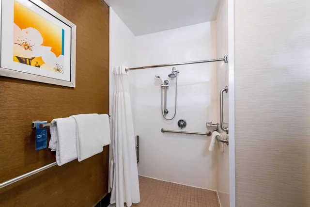 غرفة بسريرين كوين بحوض استحمام لذوي الإعاقة، Fairfield Inn by Marriott Battle Creek 7/7