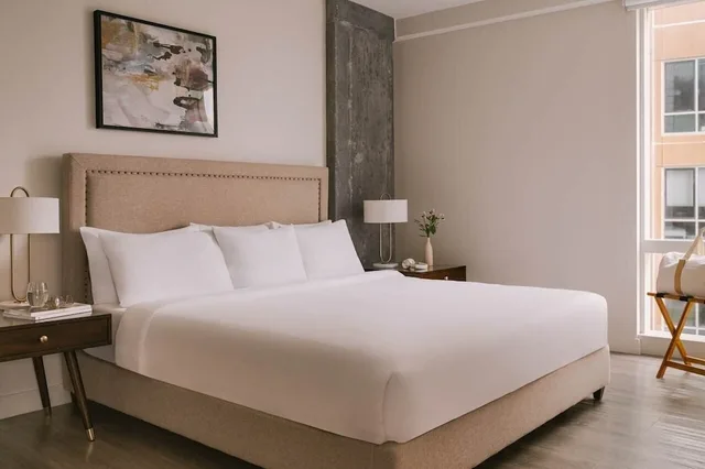 غرفة بسرير كينج وسرير كوين بغرفتي نوم، Sonder Pierce Boston Apartments Fenway 2/3