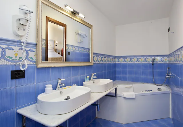 غرفة سوبيريور بسريرين منفصلين بإطلالة على البحر بشرفة، Punta Campanella Resort And Spa 8/9