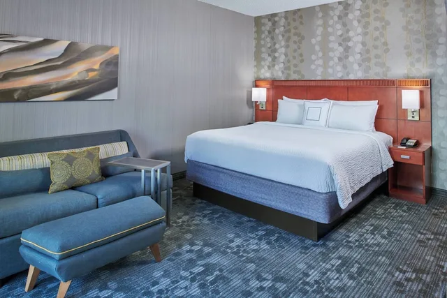 غرفة بسرير كينج مع أريكة لذوي الإعاقة، Courtyard Indianapolis Castleton 1/5