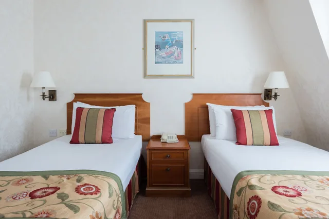 غرفة ثلاثية بسرير كينج وسرير فردي، Byron Hotel 4/7