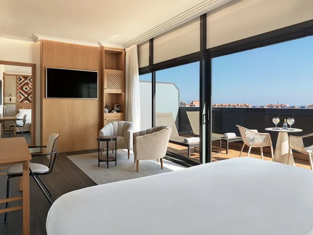 جناح جونيور بشرفة مفردة بسرير مزدوج، H10 Marina Barcelona 2/3