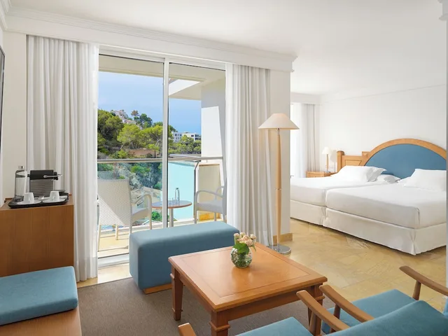 جناح جونيور مفردة بسريرين منفصلين بإطلالة جزئية على البحر مع أريكة، H10 Blue Mar - Adults Only 10/10