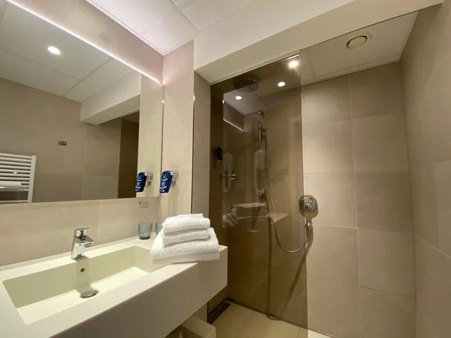 Room, Twin Beds, Lateral Side Sea View، Vayamundo Oostende 8/10