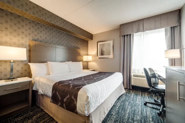 جناح بسرير كينج وسرير كوين مع أريكة، Monte Carlo Inn Brampton Suites 1/6