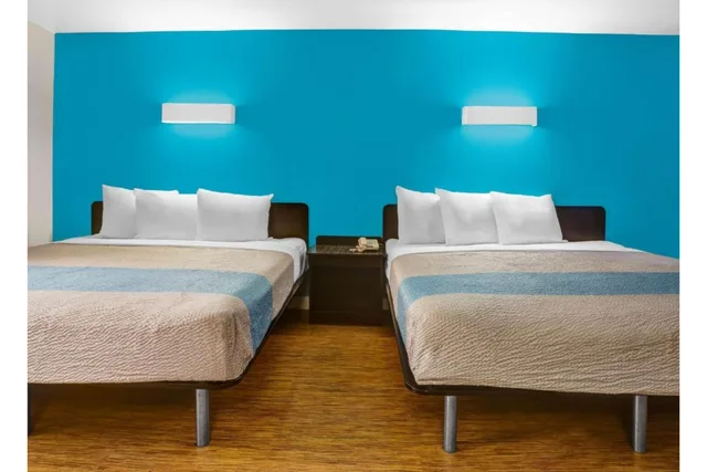 غرفة رباعية بسريرين كينج، Motel6 Anderson, CA - Redding Airport 2/2