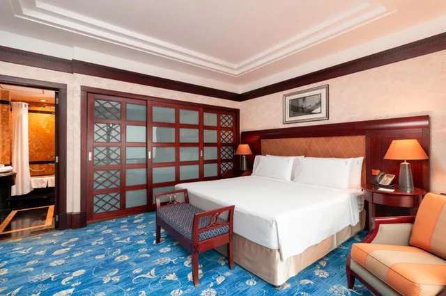 جناح بسرير كينج بإطلالة على المسبح بغرفة نوم واحدة مع دخول الصالة، Holiday Inn Kuwait 3/4