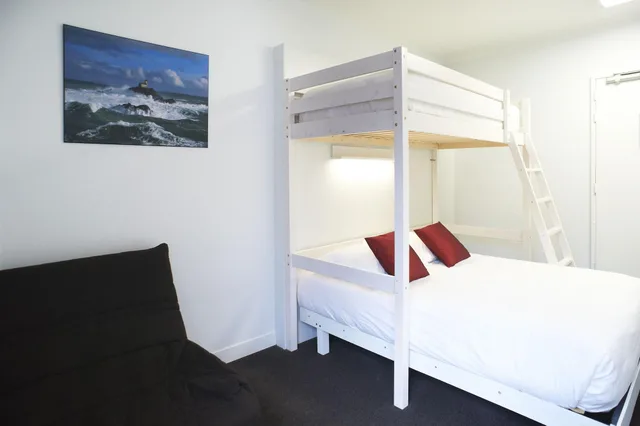 غرفة عائلية رباعية، Logis Hotel Chateaubriand 1/5