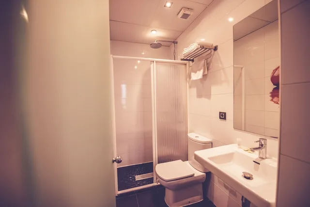 غرفة أساسية ثلاثية بثلاثة أسرّة بحمام خاص، Hostal Prado 10/10