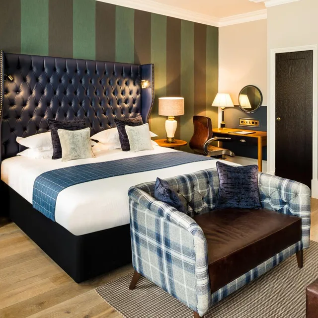 جناح جونيور، The Baileys Hotel London 1/10