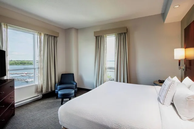 جناح ركني بسريرين كينج بإطلالة على البحيرة بغرفتي نوم مع أريكة، Residence Inn By Marriott Kingston Water S Edge 1/4