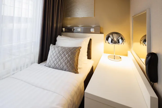 غرفة مفردة، Hotel CC 8/15