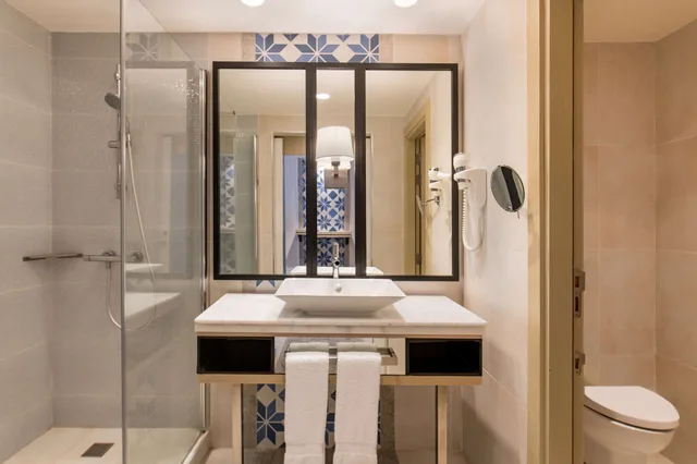 غرفة بريميوم بسريرين منفصلين بشرفة بإطلالة جزئية على البحر، Radisson Blu Resort Saidia Beach 5/5