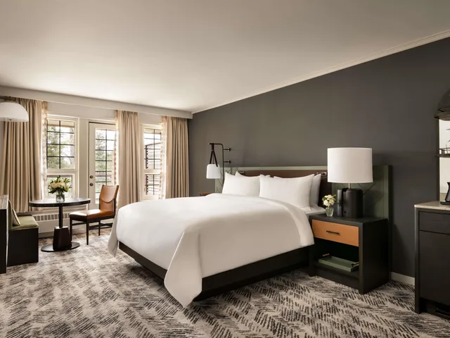 Deluxe, Lodge, King Bed, Partial Lake View, Main Building، Fairmont Jasper Park Lodge 3/5