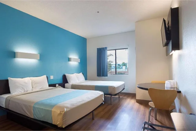 2 Full Beds - Mobility Accessible Tub Nsmk، Motel6 Page, AZ 2/3