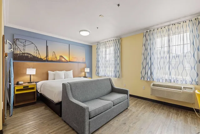 جناح بسرير كينج، Days Inn and Suites by Wyndham Euless DFW Airport South 5/6