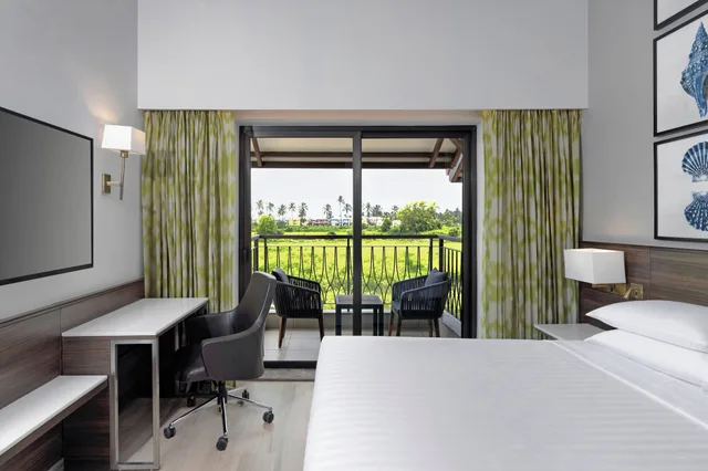 غرفة ديلوكس بسرير كوين بشرفة، Fairfield by Marriott Goa Benaulim 1/10
