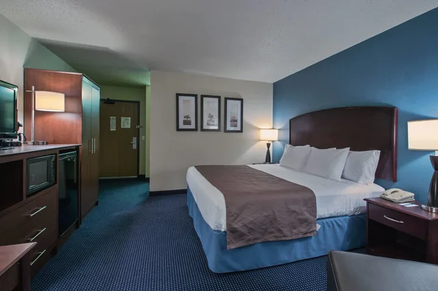 Room, King Bed, AmericInn by Wyndham Fort Dodge 1/4