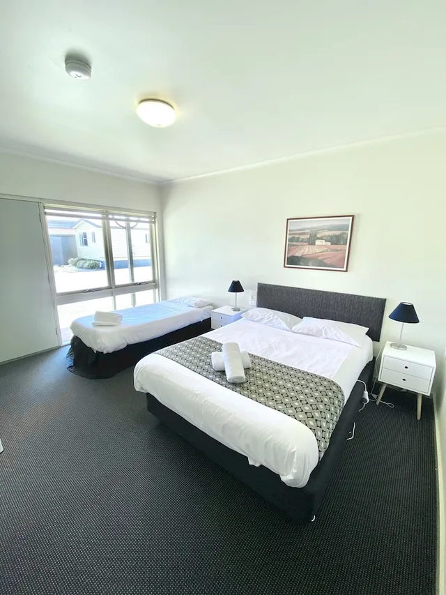 غرفة قياسية ثلاثية بسرير كوين وسرير فردي بحوض استحمام، Ballarat Colonial Motor Inn 1/1