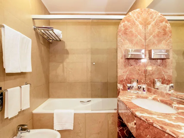 غرفة بسرير كوين لذوي الإعاقة، Mercure Roma West 2/3