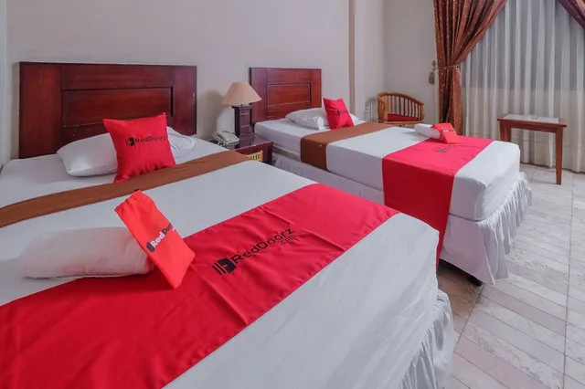 غرفة ديلوكس بسريرين منفصلين، RedDoorz Plus near UIN Banjarmasin 1/3