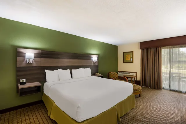 غرفة قياسية بسرير كينج بإطلالة على الفناء بشرفة يُسمح فيها بالحيوانات الأليفة، Best Western Prairie Inn & Conference Center 1/2