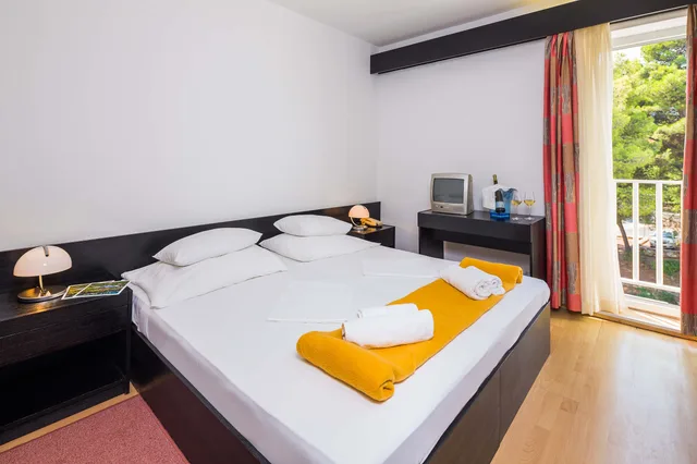 Standard, Double Bed, Side Sea View, Balcony، Adriatiq Hotel Hvar 1/2