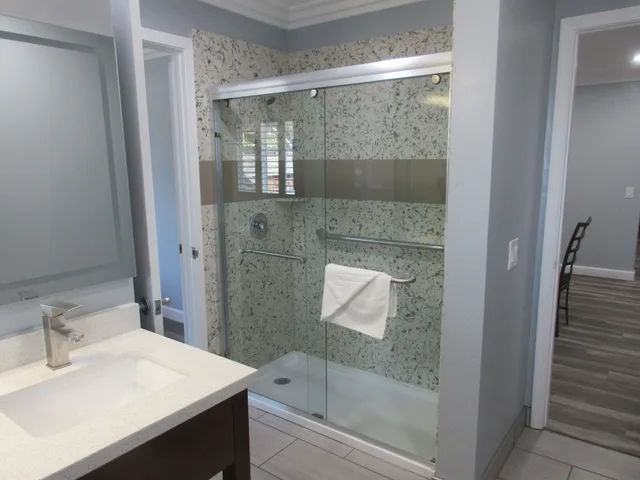 جناح عائلي بسرير كينج وسرير كوين بغرفتي نوم مع أريكة بمطبخ، Lone Oak Lodge 7/10