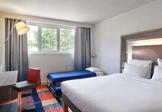 غرفة قياسية ثلاثية بسرير مزدوج مع أريكة، B&B Hotel Cergy Port 4 Stars 1/4