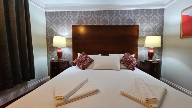 جناح سوبيريور، The Rose and Crown Hotel 6/7