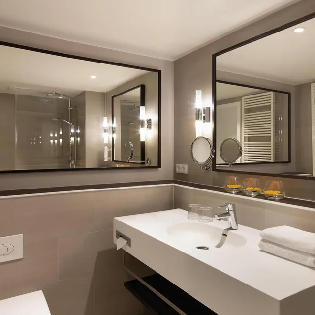 غرفة بسرير مزدوج بإطلالة على الفناء، Holiday Inn Berlin City Center East Prenzlauer Berg 9/10