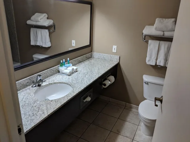 غرفة بسرير كينج يُسمح فيها بالحيوانات الأليفة، Clarion Pointe Medford Ex Holiday Inn Express Medford 3/6