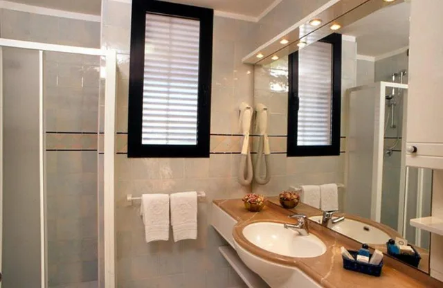 غرفة ثلاثية بشرفة بإطلالة جزئية على البحر، Hotel Levante 3/3