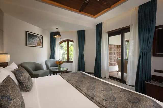 جناح جونيور بسرير كوين بإطلالة على المسبح مع أريكة مع دخول صالة النادي، Kenilworth Resort and Spa Goa 4/5