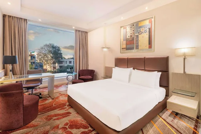 Deluxe, King Bed, Park Plaza Faridabad. 2/4