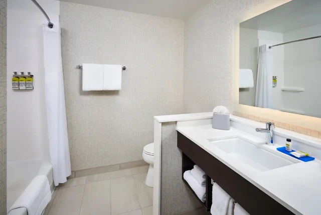 غرفة بسريرين كوين، Holiday Inn Express & Suites Windsor East – Lakeshore, an IHG Hotel 4/6
