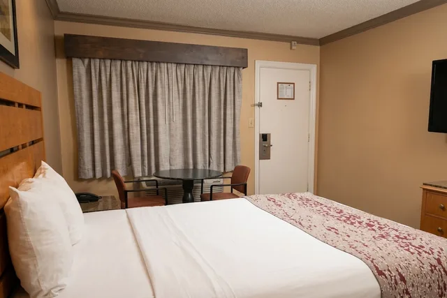 Room, Queen Bed, Smoking, Om Park Inn and Suites El Cajon near San Diego 4/10