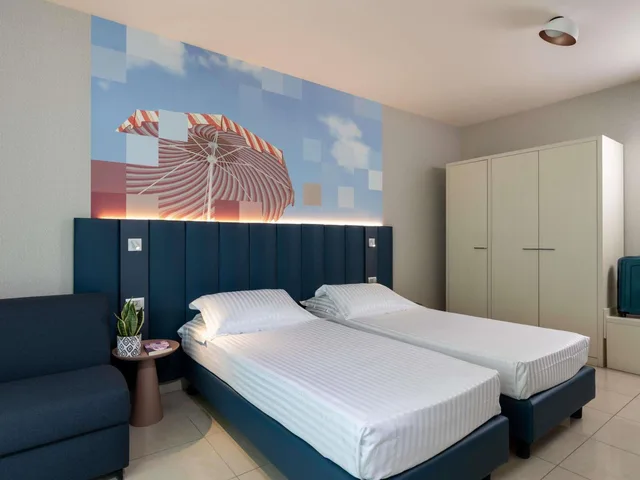 Superior, Twin Beds, Lateral Side Sea View, Balcony، MERCURE RIMINI ARTIS 1/5