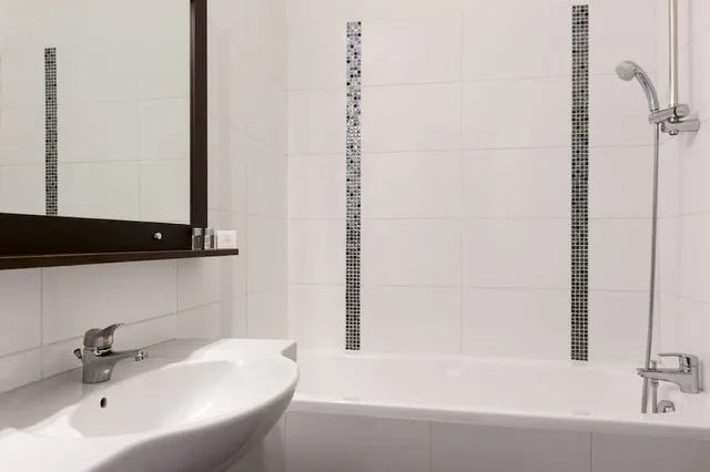 غرفة كلاسيكية رباعية بسرير مزدوج وسريرين منفصلين، Hotel the Originals Paris Sud Orly Draveil 2/2