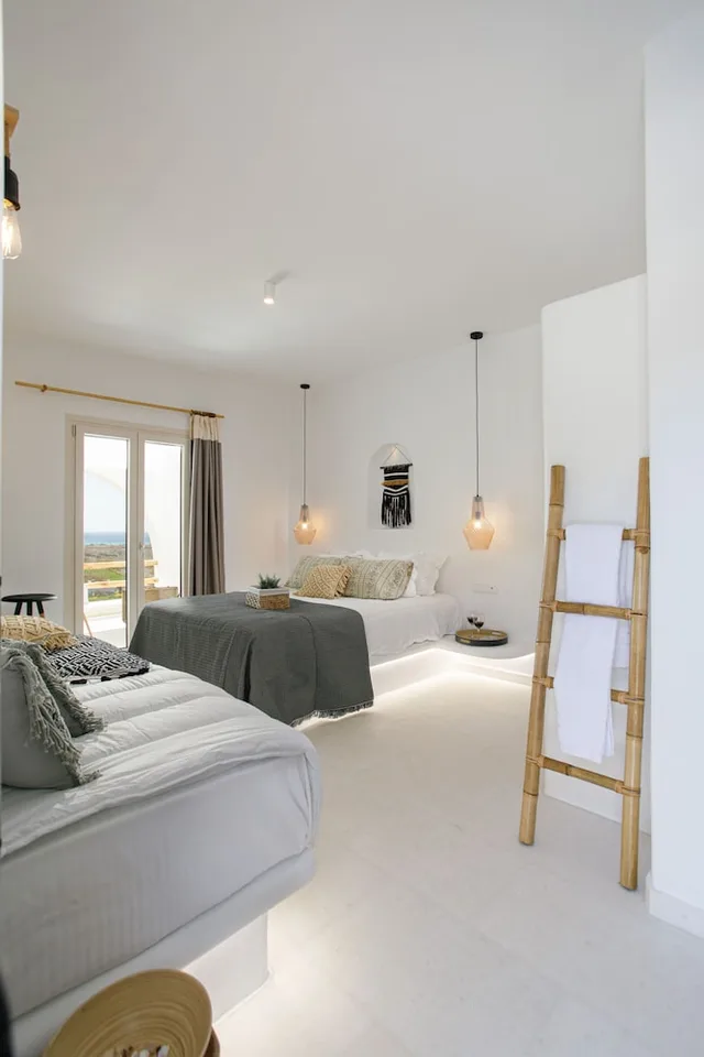 غرفة جونيور ثلاثية بسرير كوين وسرير فردي بإطلالة على البحر، Naxos Earth Suites 1/3