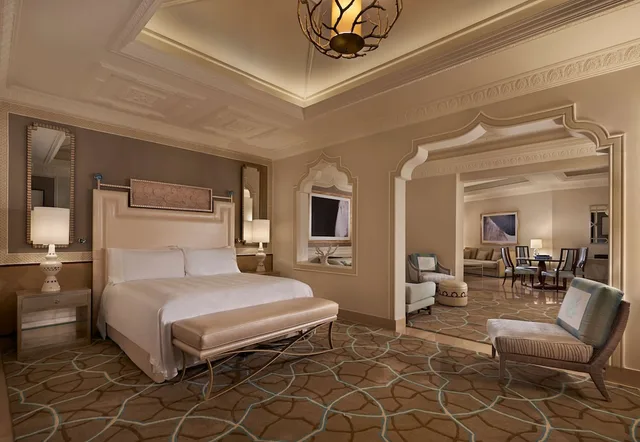 جناح بسرير كينج بإطلالة على البحر بغرفة نوم واحدة، Waldorf Astoria Ras Al Khaimah Hotel 1/8
