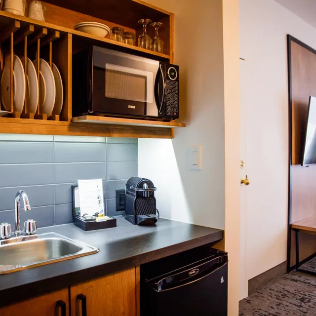 Lounge, Superior, King Bed, Courtyard Side View، AX Hotel Mont Tremblant 8/8