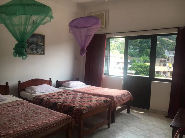 غرفة قياسية ثلاثية بثلاثة أسرّة، Majestic Tourist Hotel 1/1