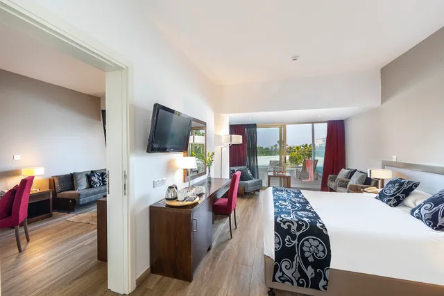 غرفة مزدوجة سوبيريور بسريرين منفصلين بإطلالة على البحر، Crystal Springs Beach Hotel 3/7